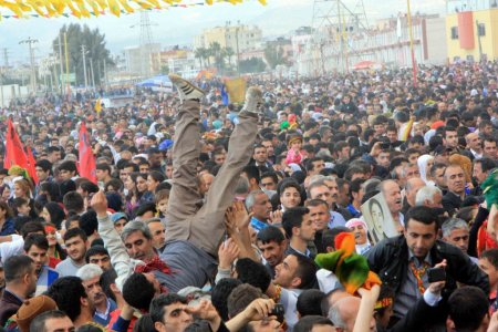 Mersin'deki Nevruz kutlamalarında Öcalan posterleri açıldı