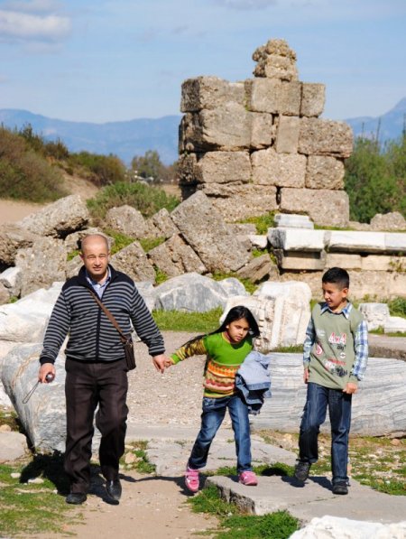 Mersinli Yıldız kardeşler ödevlerini Side'de yaptı