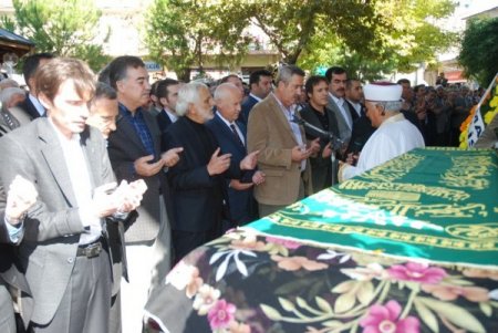 Meryem Yazıcıoğlu, 'Halkın Valisi' Eşinin Yanına Defnedildi