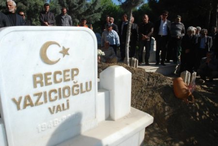 Meryem Yazıcıoğlu, 'Halkın Valisi' Eşinin Yanına Defnedildi