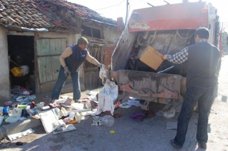 Merzifon'da 60 yaşındaki kadının evinden 3 kamyon çöp çıkarıldı