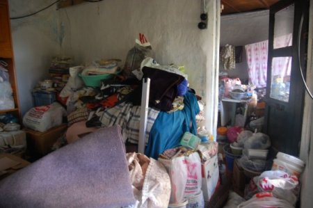 Merzifon'da 60 yaşındaki kadının evinden 3 kamyon çöp çıkarıldı