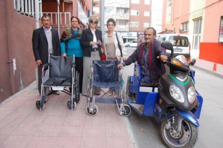Merzifonlu iki engelli vatandaş daha tekerlekli sandalyeye kavuştu