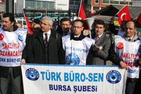 ‘Mesai kaldırıldı, yüzde 3’lük zam yetersiz’ diyerek bordrolarını yaktılar