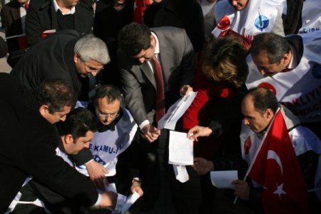 ‘Mesai kaldırıldı, yüzde 3’lük zam yetersiz’ diyerek bordrolarını yaktılar