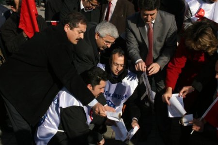 ‘Mesai kaldırıldı, yüzde 3’lük zam yetersiz’ diyerek bordrolarını yaktılar