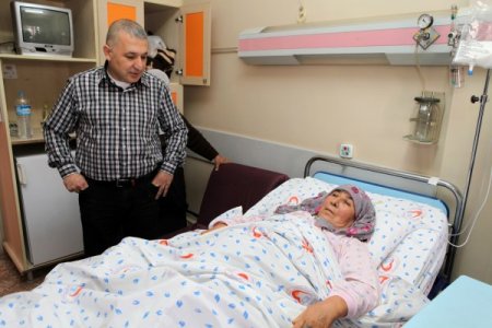 Mesane kanseri kadına, bağırsaktan yeni mesane yapıldı