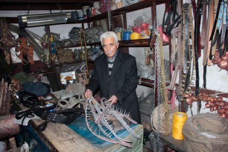 Mesleği yok oldu denilmesin diye dükkanını açık tutuyor
