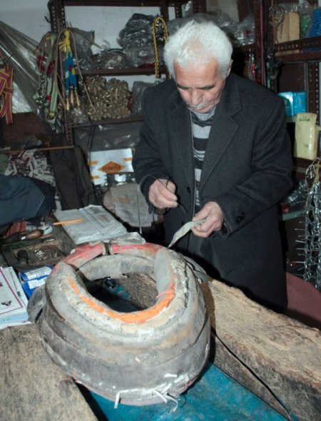 Mesleği yok oldu denilmesin diye dükkanını açık tutuyor