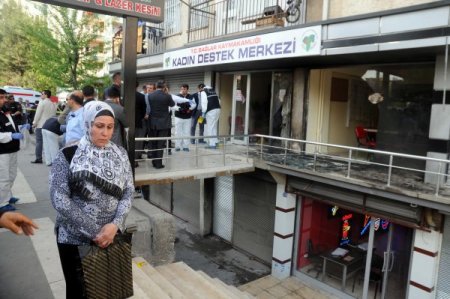 Mesleki Eğitim Alan 300 Kadını Yakmak İstediler