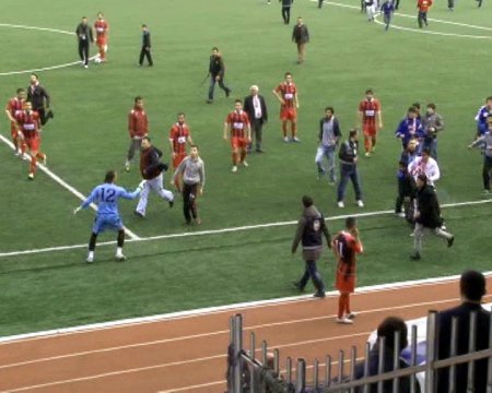 Mete Kalkavan’ın yönettiği maçta olay