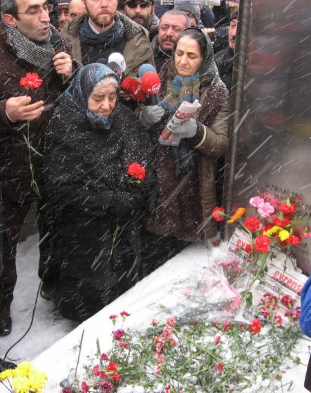 Metin Göktepe mezarı başında anıldı