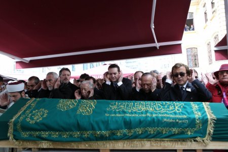 Metin Serezli'yi sanatçı dostları uğurladı