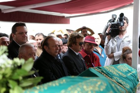 Metin Serezli'yi sanatçı dostları uğurladı