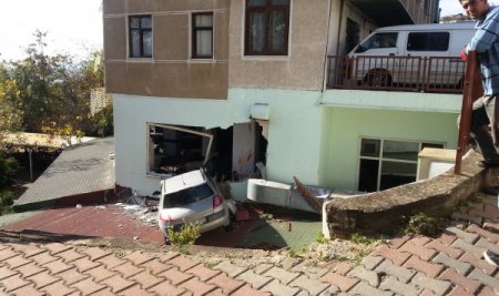 Metrelerce uçup kafeye girdi