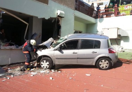 Metrelerce uçup kafeye girdi