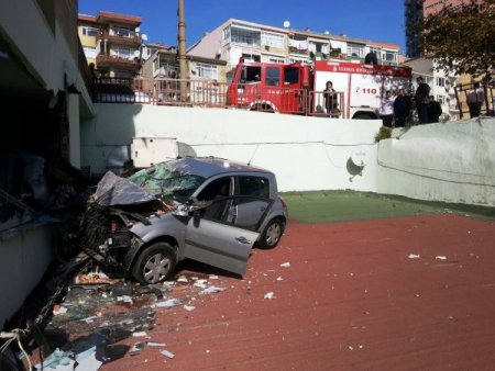 Metrelerce uçup kafeye girdi