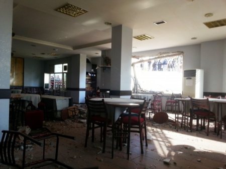 Metrelerce uçup kafeye girdi