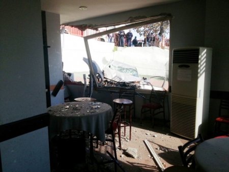 Metrelerce uçup kafeye girdi