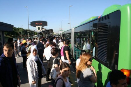 Metrobüs Arızalandı, Yolcular Yaya Kaldı