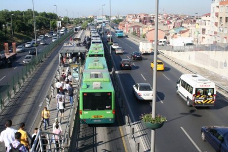 Metrobüs Arızalandı, Yolcular Yaya Kaldı