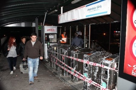 Metrobüs seferlerinin iptaline vatandaş hazırlıksız yakalandı