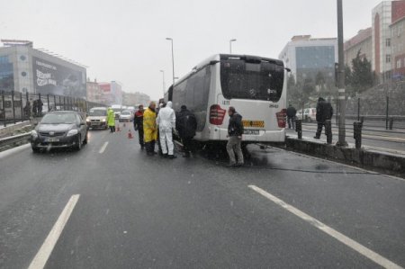 Metrobüs yoldan çıktı, 1 kişi hafif yaralandı