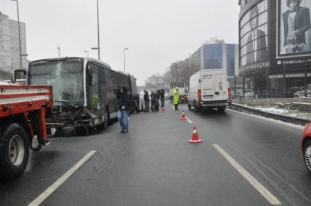 Metrobüs yoldan çıktı, 1 kişi hafif yaralandı