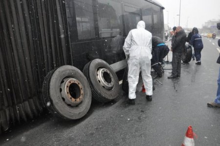 Metrobüs yoldan çıktı, 1 kişi hafif yaralandı
