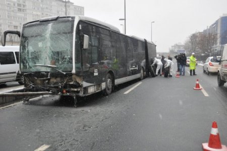 Metrobüs yoldan çıktı, 1 kişi hafif yaralandı