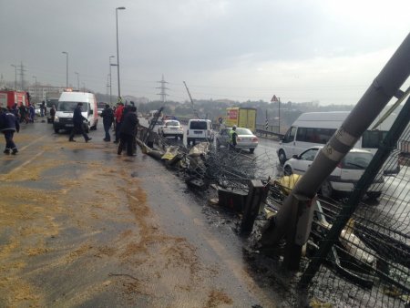 Metrobüs yoluna giren TIR trafiği kilitledi