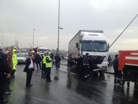 Metrobüs yoluna giren TIR trafiği kilitledi