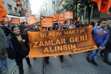 Metrobüs Zammına 'şarkılı-oyunlu' Protesto