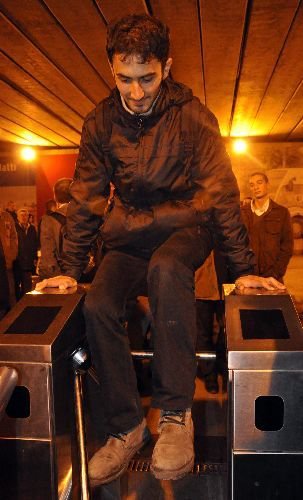 Metrobüs Zammını Protesto Eden Eylemciler Gişelerden Kaçak Geçti