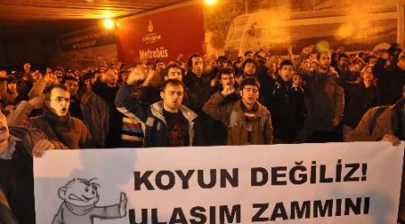 Metrobüs Zammını Protesto Eden Eylemciler Gişelerden Kaçak Geçti