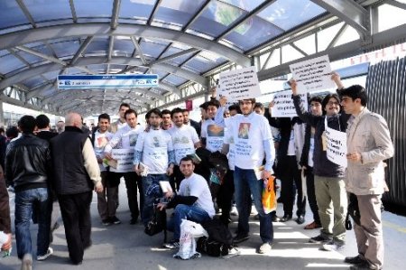 Metrobüste kitap okuma etkinliği (Özel)