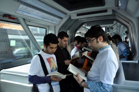 Metrobüste kitap okuma etkinliği (Özel)
