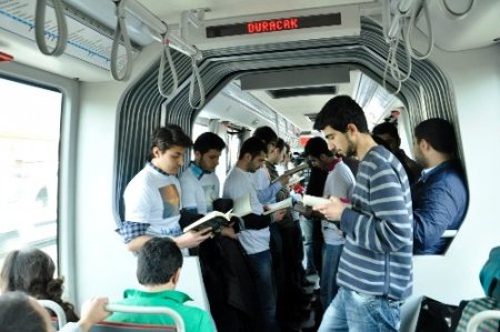 Metrobüste kitap okuma etkinliği (Özel)