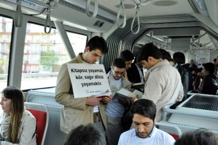 Metrobüste kitap okuma etkinliği (Özel)