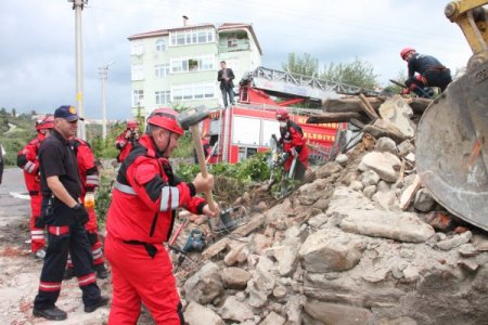 Metruk bina kontrollü olarak yıkıldı