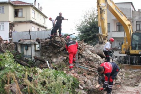 Metruk bina kontrollü olarak yıkıldı