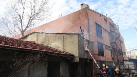 Metruk binadaki yangın korkuttu