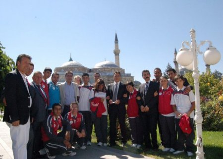 Mevlana’ya gittiler şampiyonluk için dua ettiler