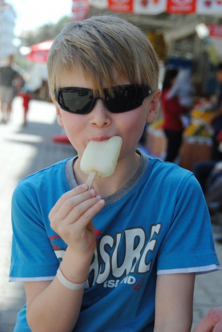 Mevsim geçişlerinde çocuklara dondurma yedirme risk oluşturuyor