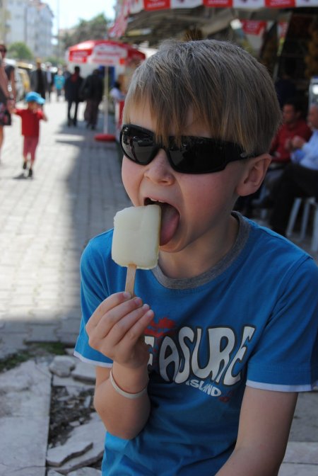 Mevsim geçişlerinde çocuklara dondurma yedirme risk oluşturuyor