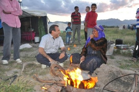 Mevsimlik işçiler, kaymakam, emniyet müdürü ve komutanla birlikte halay çekti