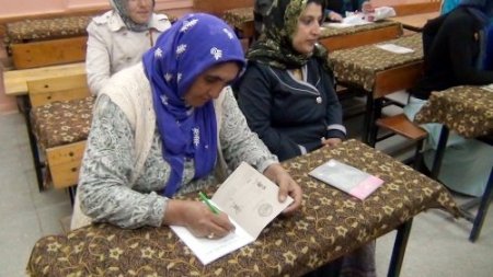 Mevsimlik işçiler gece kursu ile okuma-yazma öğrendi