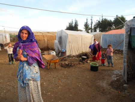 Mevsimlik işçiler soğuk havayla mücadele ediyor