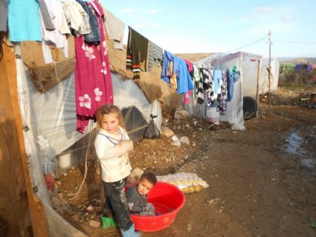 Mevsimlik işçiler soğuk havayla mücadele ediyor