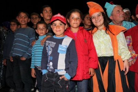 Mevsimlik işçiler ve çocukları tiyatro ile tanıştı